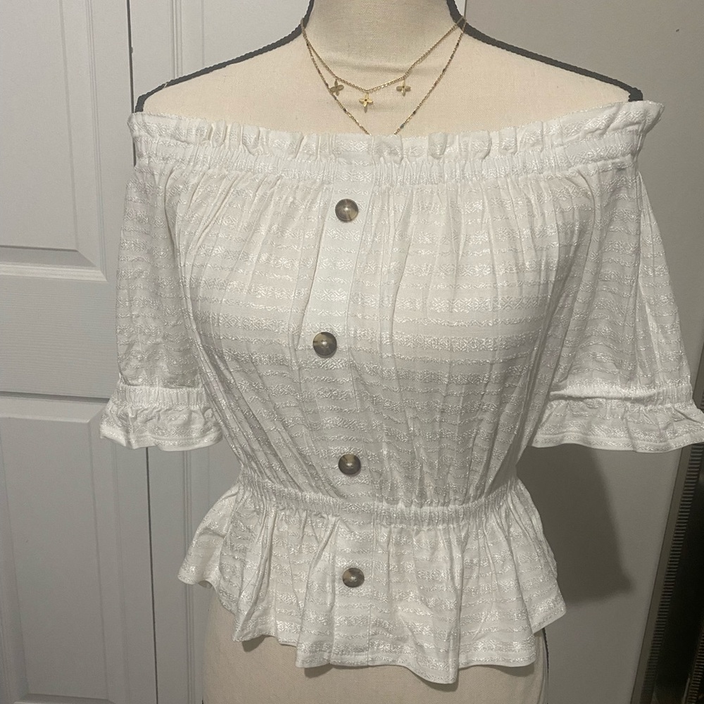 Blouse off the shoulder